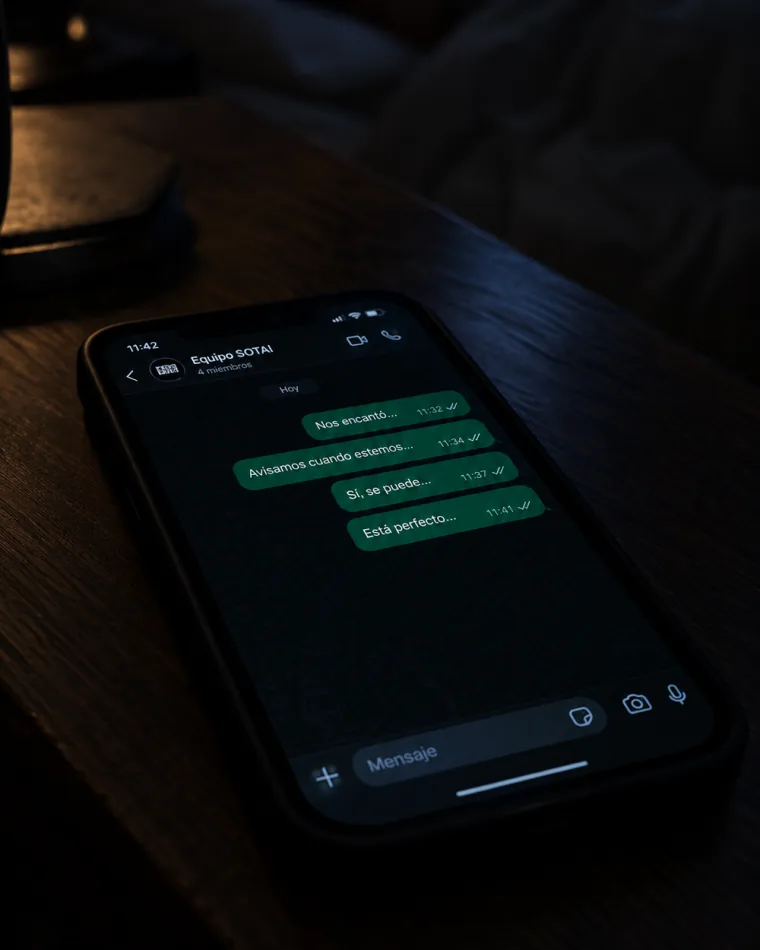 El teléfono en el buró muestra la conversación mientras el dueño duerme