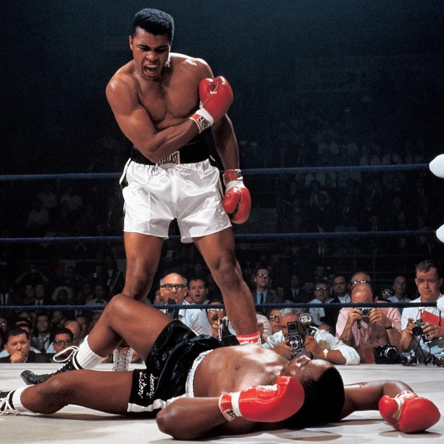 Una fotografía histórica de un boxeador de pie sobre otro caído en el ring