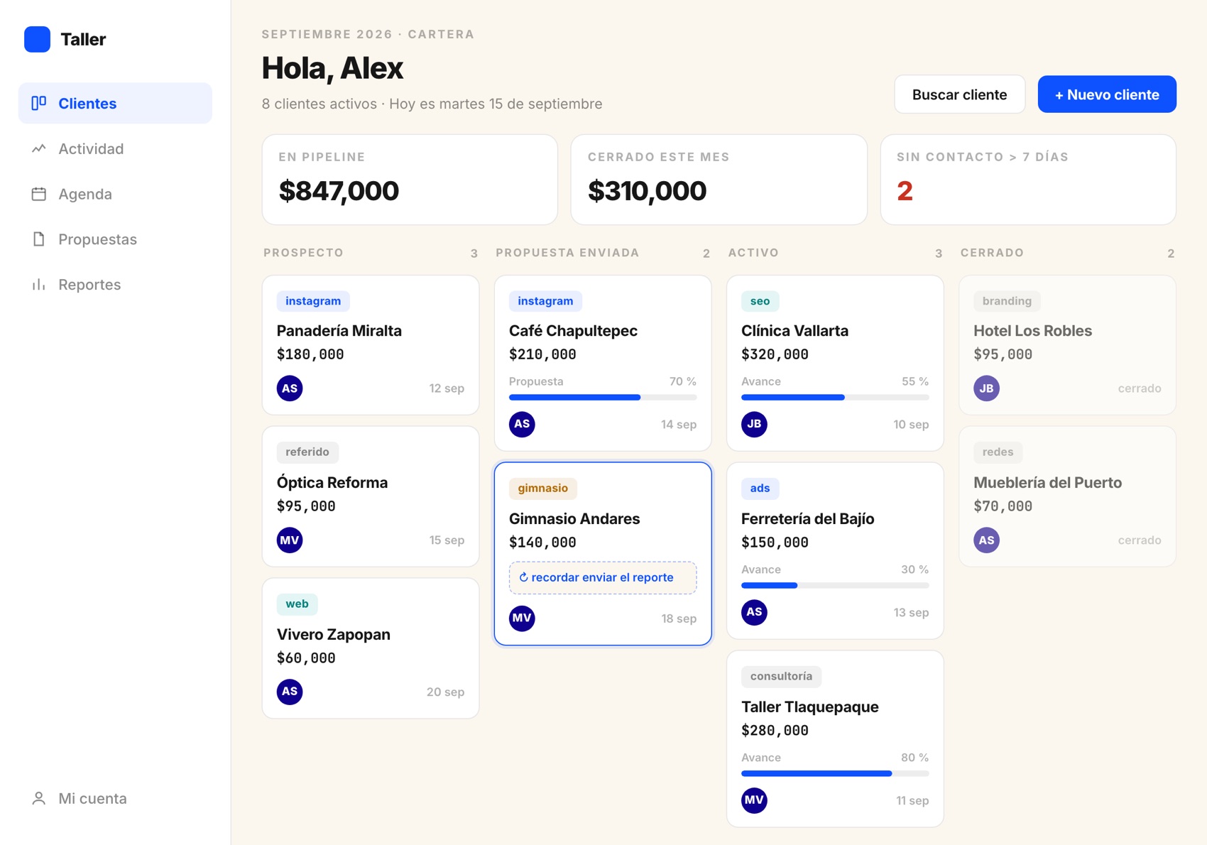 Tablero kanban con clientes por etapa, montos y próximo contacto