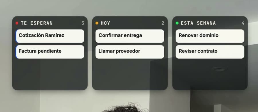 Fotograma del reel: Segundo 9.5 del reel — la bandeja llena entra a Claude y sale como tablero.