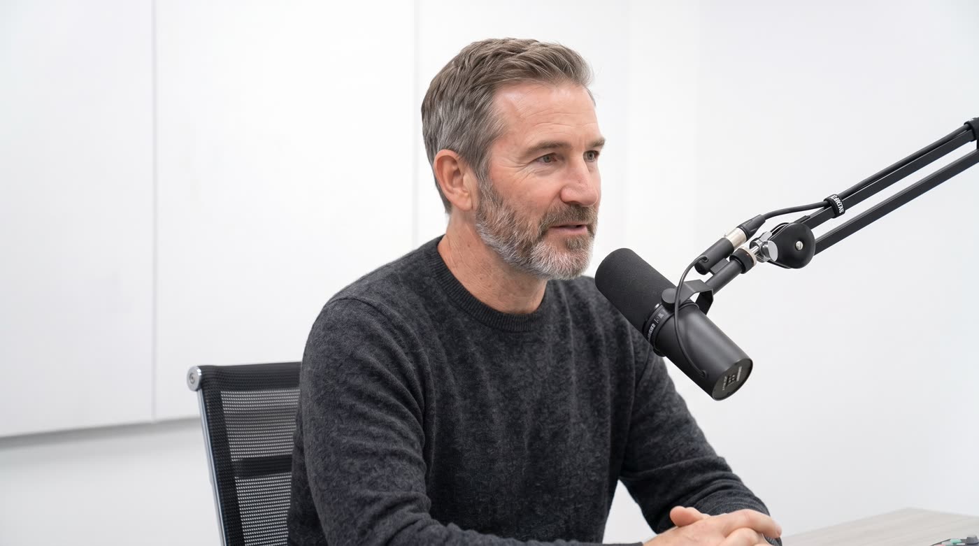 Primer plano del entrevistador en el estudio blanco