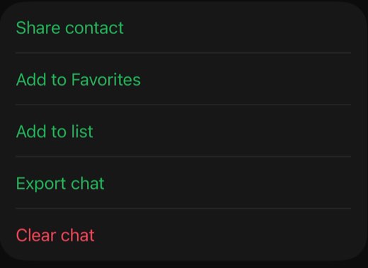 Menú de un chat de WhatsApp en iPhone con la opción Export chat visible
