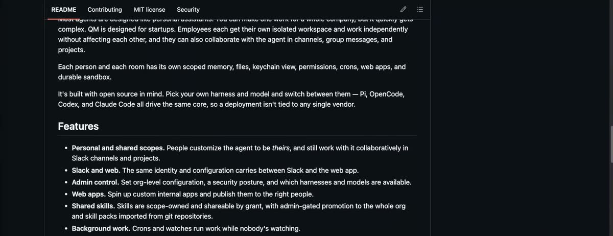El README de QM en GitHub, con la lista de funciones: scopes personales y compartidos, Slack y web, control de administración, apps internas, skills compartidas y trabajo en segundo plano