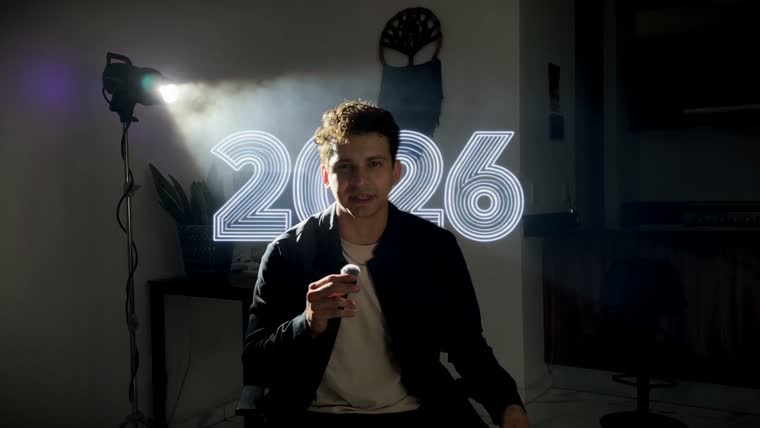El cuarto a oscuras con el flash encendido y el titulo 2026 detras