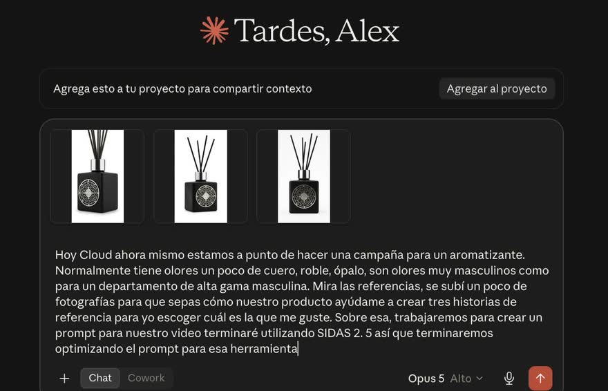 Mensaje a Claude con tres fotos de estudio adjuntas y el brief del aromatizante escrito abajo